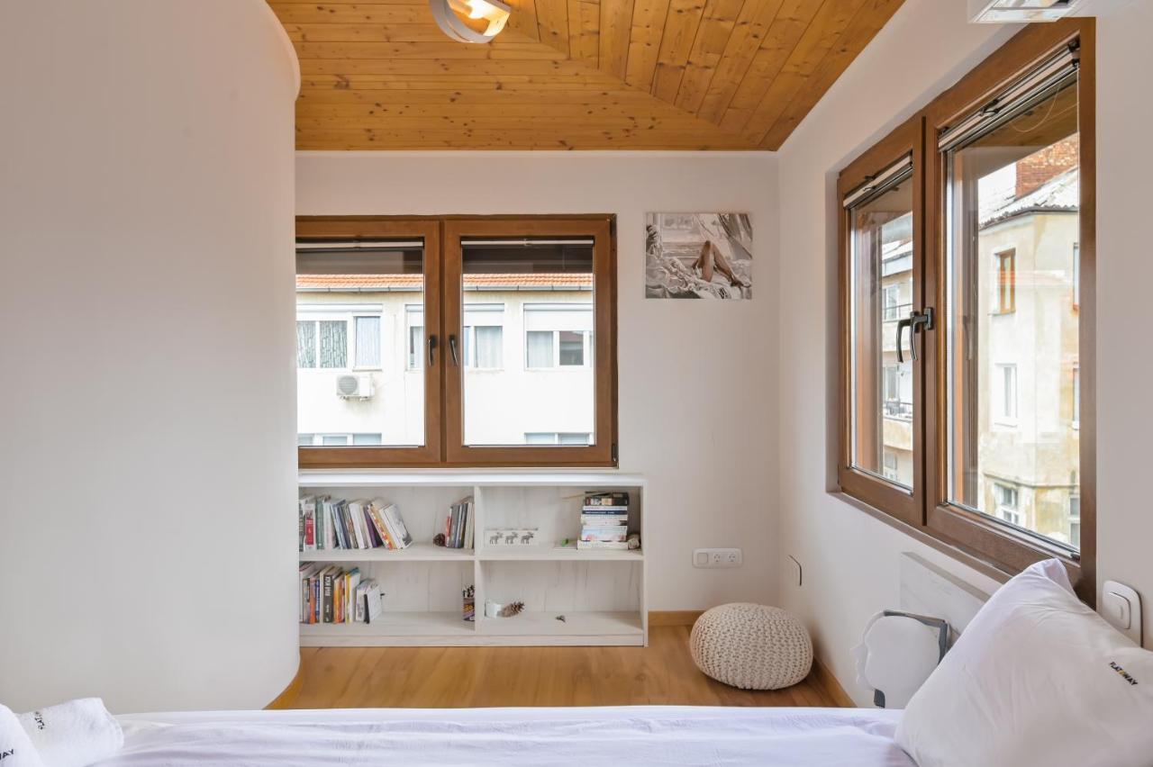Designer Maisonette With Top Central Location *
